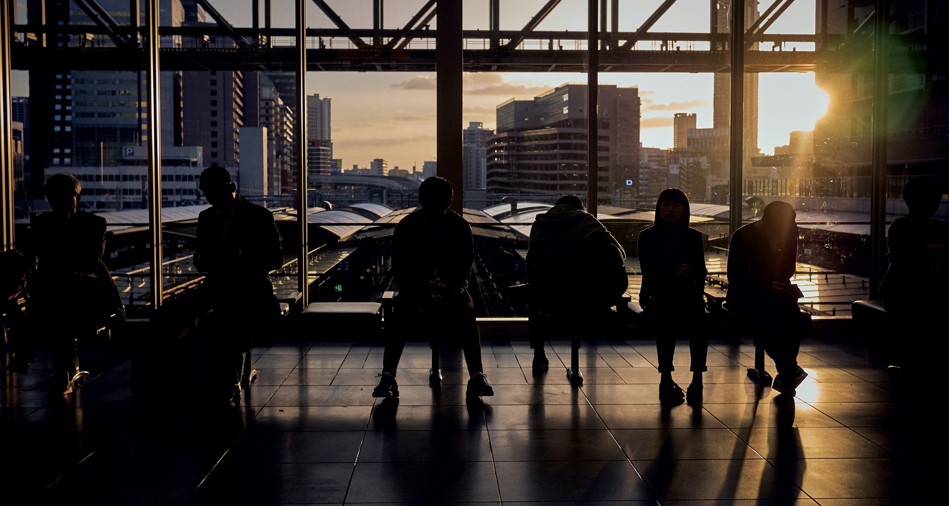 Groupe de personnes assises dans une gare